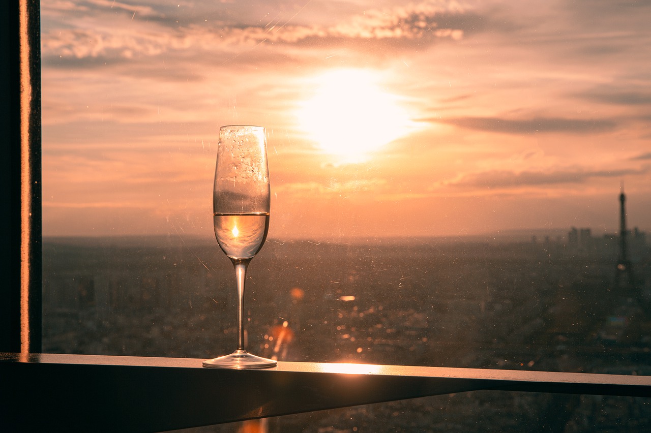 Glass Wine Windows Twilight Sun - gdmoonkiller / Pixabay